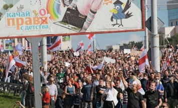 Дрозды правления. Как протестующие в Минске весь день искали подходы к элитному коттеджному поселку