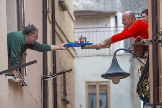 Россияне стали чаще доверять соседям в сложной ситуации