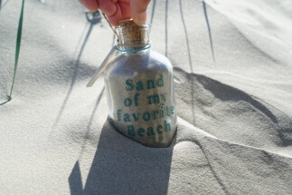 Француза оштрафовали на 1000 евро за попытку украсть песок с пляжа