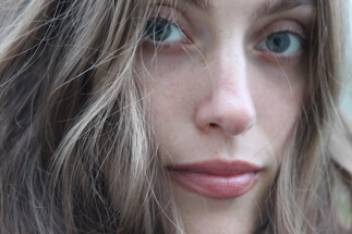 Видео. На сцену выходит Анна Мария Бродская, дочь поэта, со своей колонкой