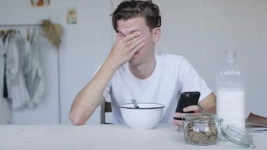 Врачи рассказали, какие завтраки помогают избавиться от тревожности