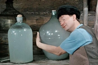 Опасаясь второй волны, россияне вновь стали запасаться - возрос спрос на швейные машинки и самогонные аппараты