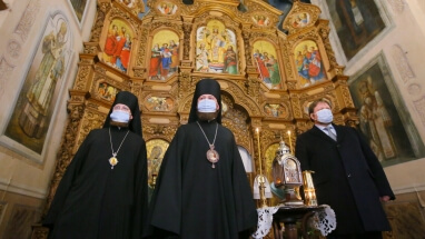 В РПЦ несоблюдение мер безопасности в пандемию назвали грехом