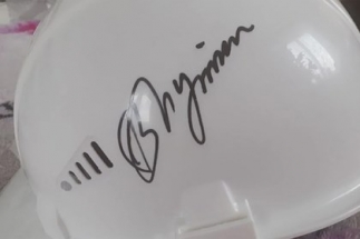 Петербурженка продает каску с автографом Путина