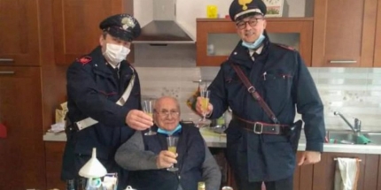 В Италии 94-летний мужчина позвонил в полицию и попросил провести с ним Рождество