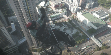 Бывший альпинист взобрался на небоскреб в инвалидной коляске