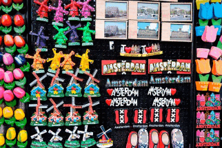 Россияне в отпуске предпочли сэкономить на подарках