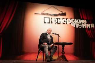 Виктор Ерофеев и лубянский Ванька-встанька. Видео с Пионерских чтений 