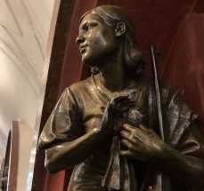 У статуи на станции "Площадь Революции" украли палец"