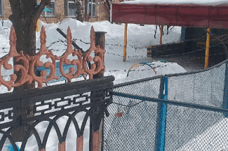 Российский детский сад обнесли колючей проволокой