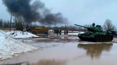 В Петербурге на Масленице расстреляли чучело из танка