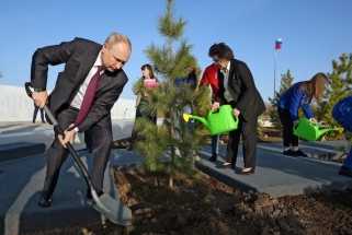 Чтобы отдать дань Юрию Гагарину, Владимир Путин добрался до Энгельса. Заметка Андрея Колесникова 