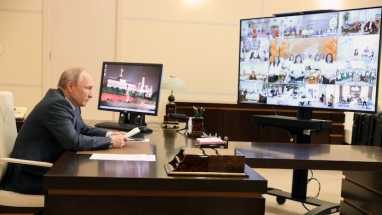 Собес да любовь. Андрей Колесников о том, как соцработники отпраздновали в компании Владимира Путина