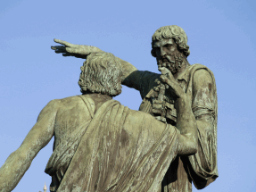 Под памятником Минину и Пожарскому на Красной площади нашли мостовую начала XIX века 