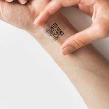 Около 400 москвичей успели сделать временные тату с QR-кодами