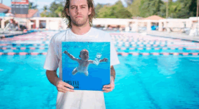 Мальчик с обложки альбома группы Nirvana подал в суд на музыкантов