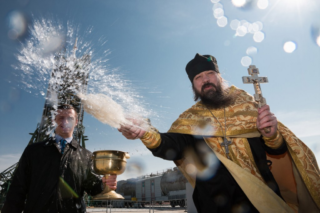 РПЦ запретила освящать секс-шопы и ночные клубы