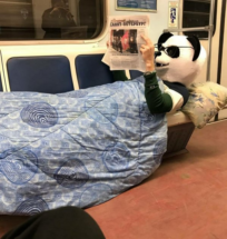 В петербургском метро хотят ввести штрафы за наготу, «зловонную одежду» и проведение религиозных мероприятий