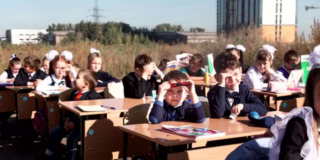 В Красноярске детям провели урок на пустыре под открытым небом