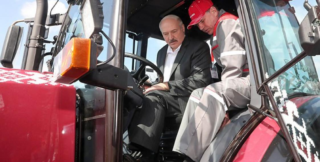 Беларусь засекретила поставки тракторов в Россию