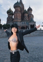 В РПЦ попросили авторов провокационных фото на фоне храмов уважать чувства верующих