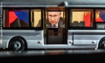 QR-код колеблется вместе с линией партии. Андрей Колесников о том, как «Единая Россия» на встрече с Владимиром Путиным дарила людям новогодний праздник 