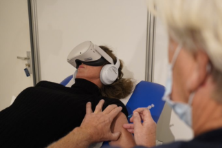 В Нидерландах жителям предложили вакцинироваться в очках виртуальной реальности. 