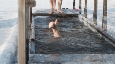 В российском городе ввели ковид-сертификаты для крещенских купаний в проруби
