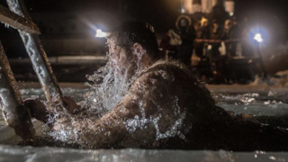 Церковь не рекомендует в массовом порядке окунаться в прорубь на Крещение