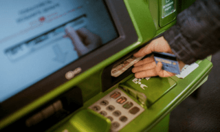 В день военной операции на Украине россияне обналичили 111 млрд рублей