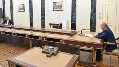 Андрей Колесников о том, как Владимир Путин, поговорив с Сергеем Лавровым и Сергеем Шойгу, решил, что ни мира, ни войны 