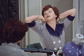 Почти половина россиян одобряют служебные романы