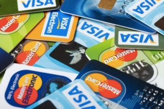 Мошенники предлагают россиянам купить за 130 тысяч пластиковые карты, «работающие за границей»