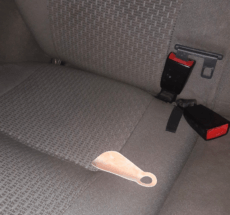 Среди самых необычных вещей, забытых в каршеринговых машинах, оказались меховые наручники и свадебный торт