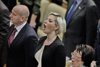 Чиновникам предложили начинать рабочий день с исполнения гимна и поднятия флага