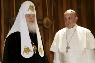 Папа римский поздравил патриарха Кирилла с Пасхой и призвал стать миротворцами для Украины