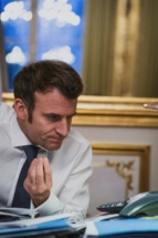 Макрон назвал разговоры с Путиным своим долгом