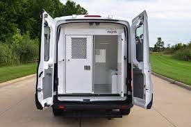 Комфортабельные автозаки уже ждут первых москвичей