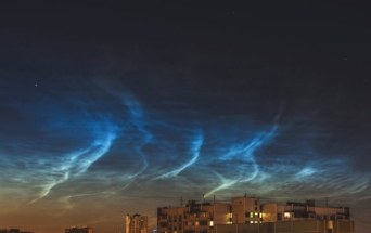 Над Россией поплыли уникальные серебристые облака