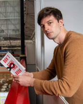 Десять тысяч писателей выпустили пустую книгу в знак протеста против ИИ