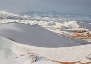 В пустыне Сахара выпал снег